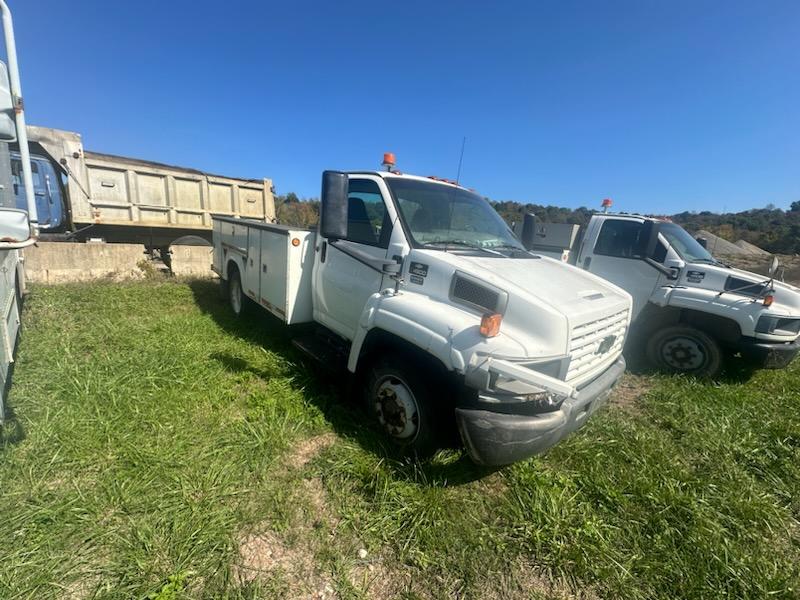 P1230	2007 Chevy C4500 Utility	145KMiles/Hours,	Wrecked, Parts to fix included