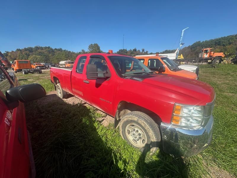 P1253	2009 Chevy 2500 4x4 	265KMiles/Hours,	Runs and Drives, high miles