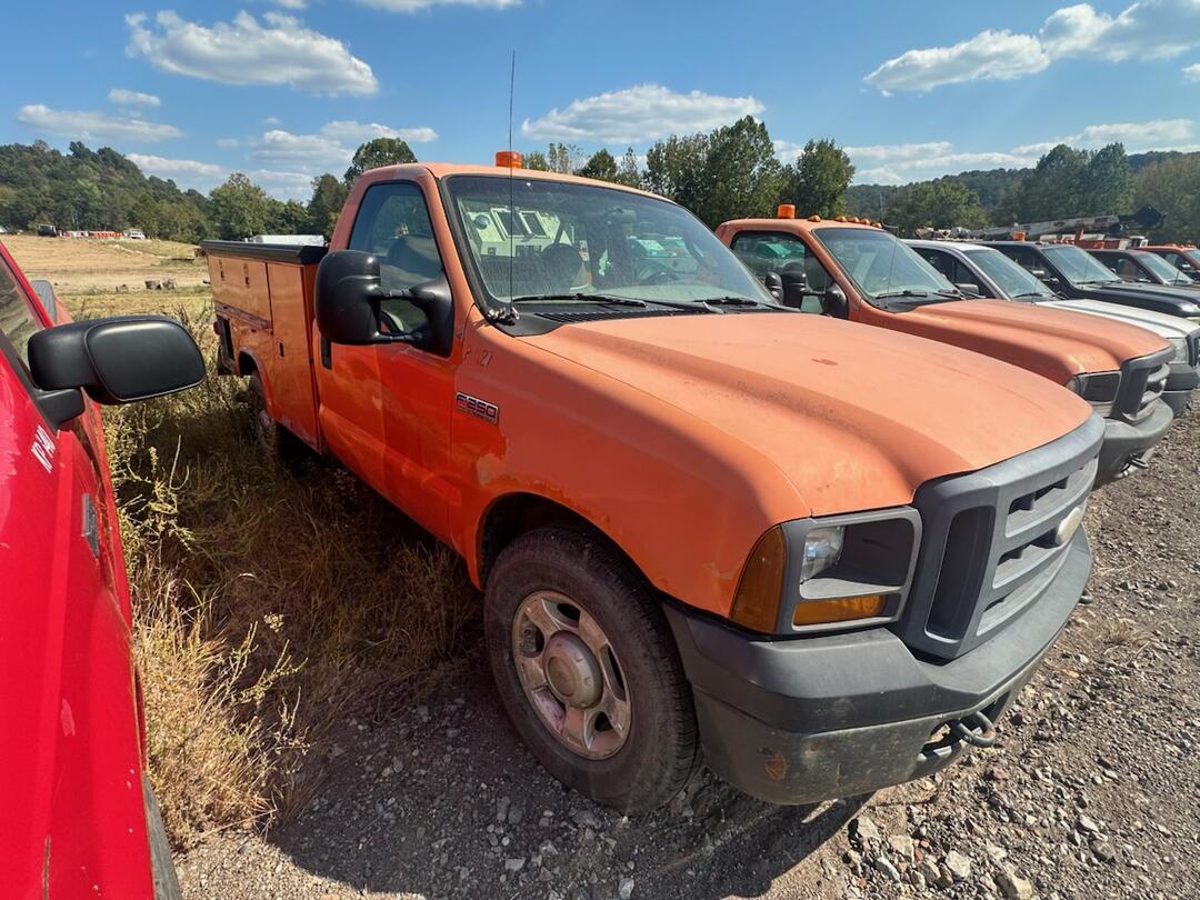P1127
2005 FORD F250 UTILITY REG CAB

BED DAMAGE
