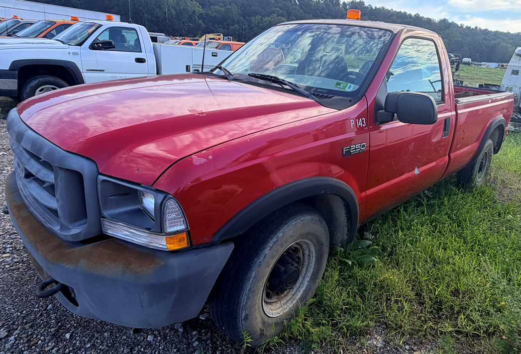 KP143 03 Ford F250 reg cab, 2wd