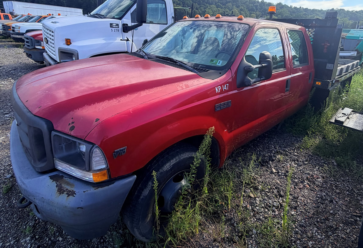 KP147 03 Ford F350 crew, dually, 2wd