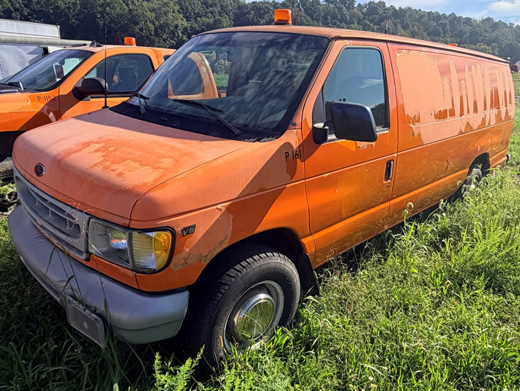P161 02 Ford E350 van.