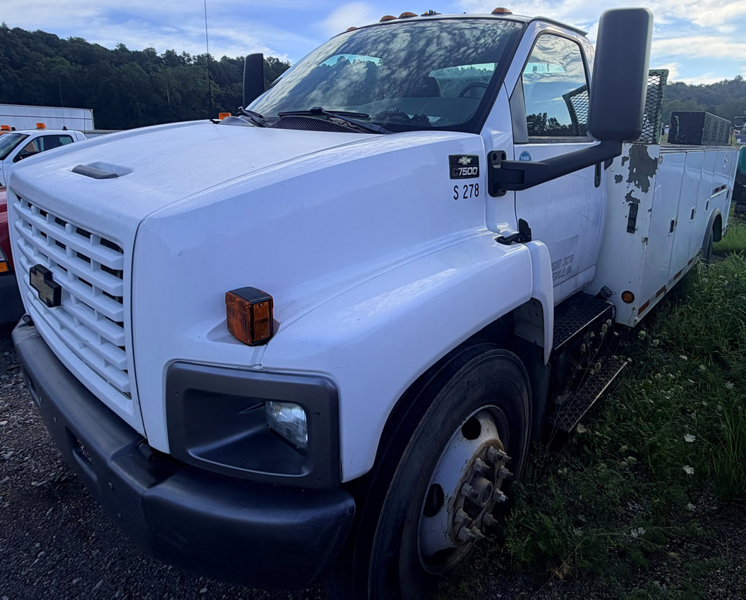 S278 05 Chevy 7500 14' utility bed